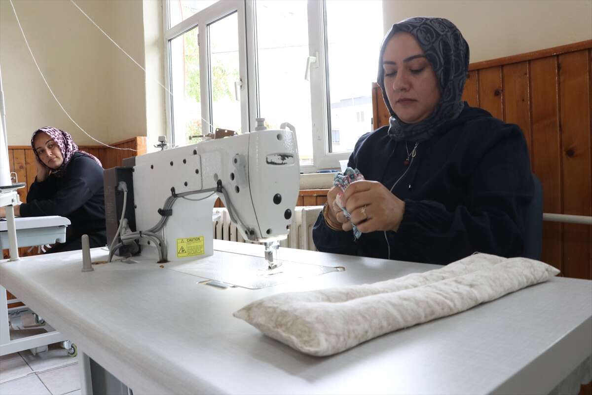 Kiraz çekirdekleri gelir kapısı oldu! Kadınlar ısıtma yastığı yapıyor 11